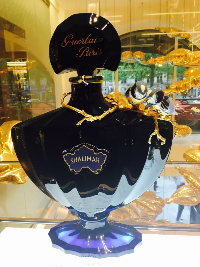 Shalimarflaska i Guerlainbutiken på Champs Elysees