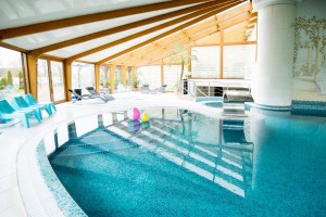 De har ett spa med fint poolområde